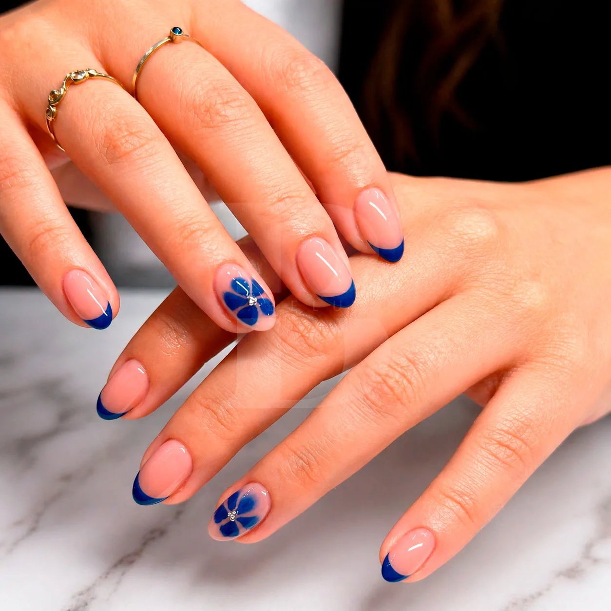 Uñas french azul floral